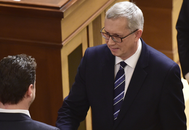 Poslanec Pour řekl, že si o řečnících nezjišťoval detailní informace.