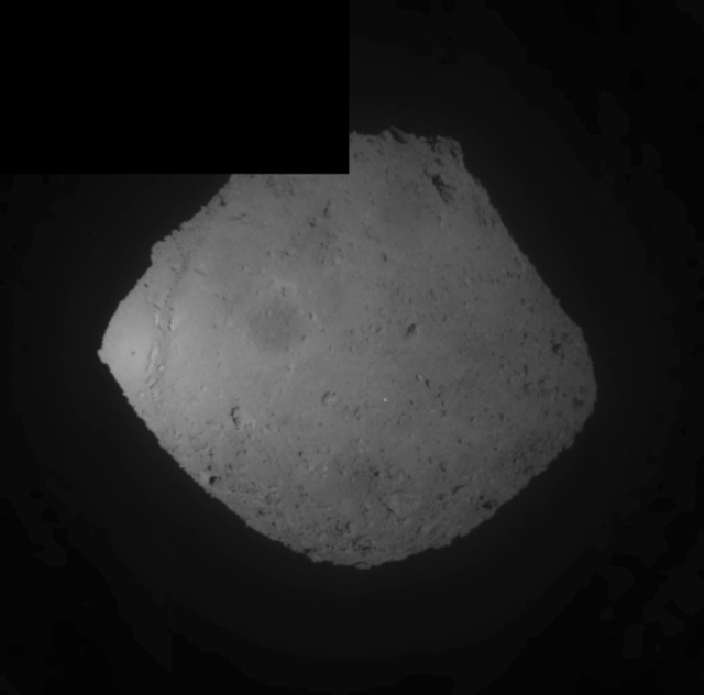 Snímek zachycující asteroid Ryugu. Snímek zachycující asteroid Ryugu.