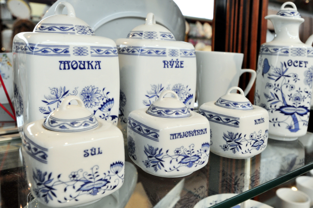 Porcelán od značky Thun.