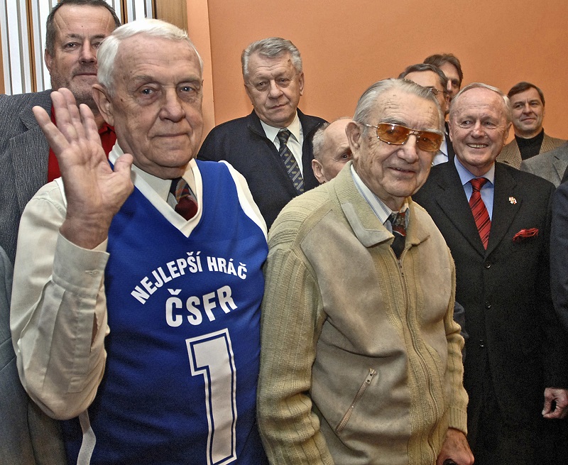 Zemřel poslední šampion ze Ženevy, basketbalista Ivo Mrázek (na snímku vlevo).
