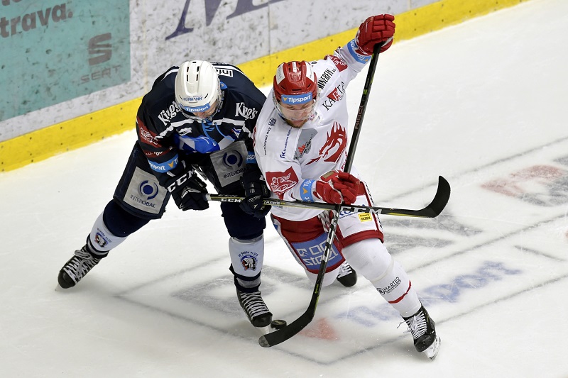 Forvard Plzně Petr Straka v souboji s Třincem v druhém semifinálovém utkání. Forvard Plzně Petr Straka v souboji s Třincem v druhém semifinálovém utkání.