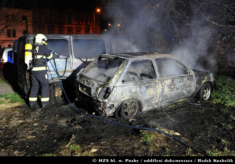 Na Praze 8 hořelo v noci auto.