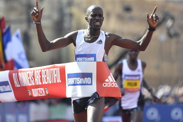 Bernard Kimeli opět ovládl Pražský půlmaraton.