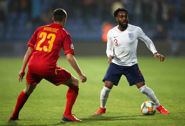 Danny Rose (v bílém) se snaží obelstít Adama Marušiče z Černé Hory.