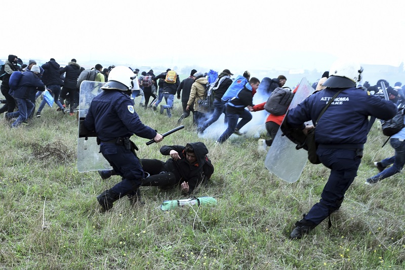 V Řecku poslední tři dny dochází k pravidelným střetům policie s migranty.
