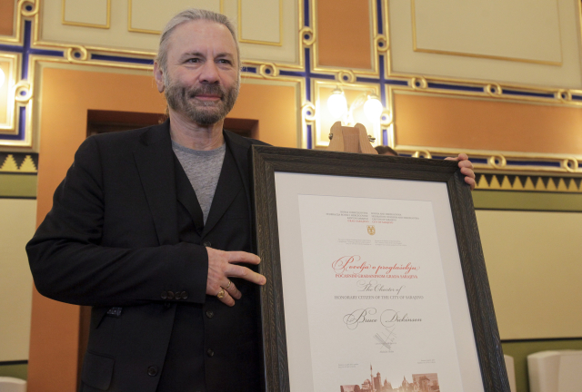 Bruce Dickinson s plaketou čestného občana města Sarajeva.
