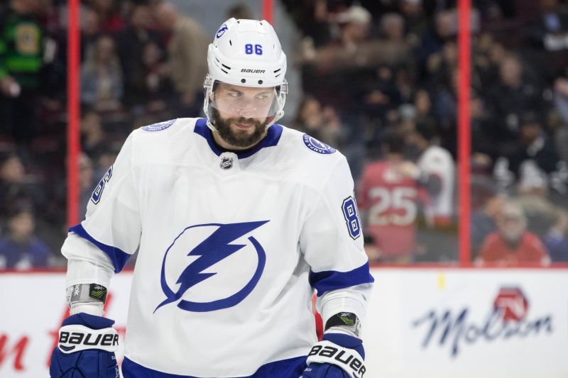 Nejproduktivnější hráč základní části NHL Nikita Kučerov z Tampy.
