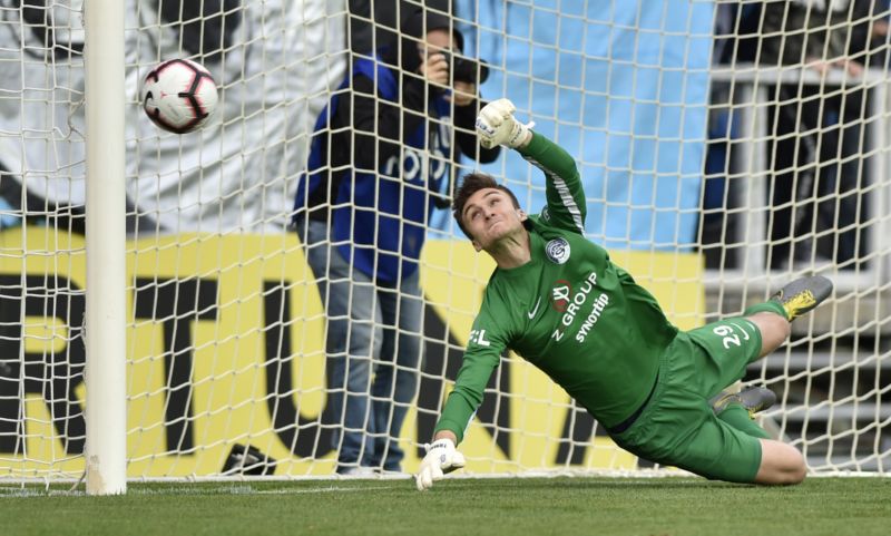 Brankář Slovácka Matouš Trmal těsně nedosáhla na penaltu Patrika Hrošovského.