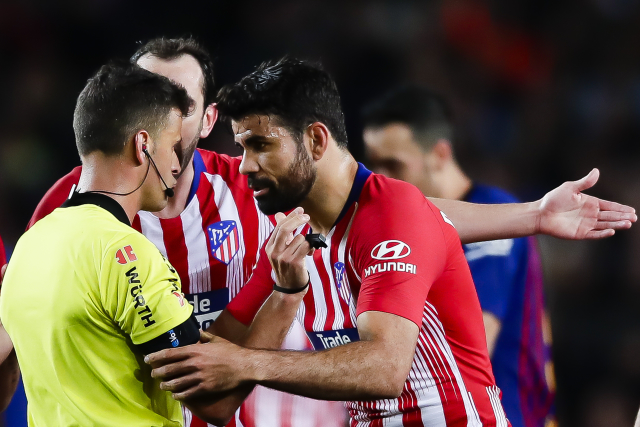 Diego Costa v diskuzi s rozhodčím. 