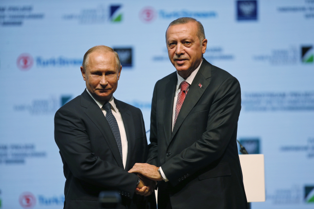 Ruský prezident V. Putin (vlevo) se svým tureckým protějkem R.T Erdoganem.