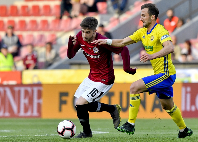 Michal Sáček v souboji se zlínským Petrem Jiráčkem. Michal Sáček v souboji se zlínským Petrem Jiráčkem.