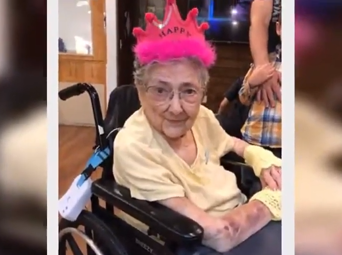 Rose Marie Bentleyová, která se i přes svůj neobvyklý a vážný zdravotní stav dožila 99 let.