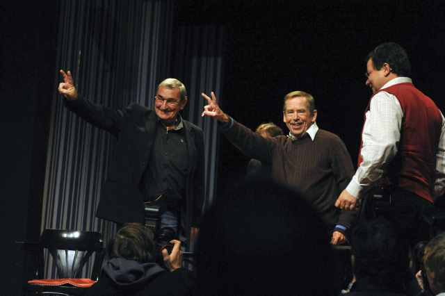 Jiří Křižan (vlevo) a Václav Havel. Jiří Křižan (vlevo) a Václav Havel.