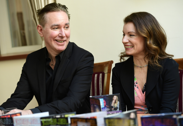 Švédští manželé Alexander Ahndoril a Alexandra Coelho Ahndorilová píšící společně pod pseudonymem Lars Kepler kriminální romány vystoupili na tiskové konferenci 9. dubna 2019 v Praze.