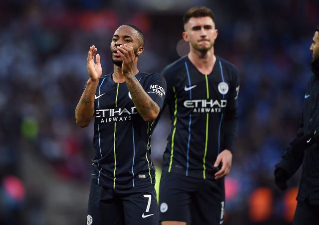 Raheem Sterling děkuje fanouškům svého týmu po zápase FA Cupu. Raheem Sterling děkuje fanouškům svého týmu po zápase FA Cupu.