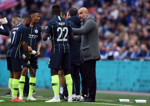Trenér Man City Pep Guardiola radí svým svěřencům při semifinále FA Cupu.