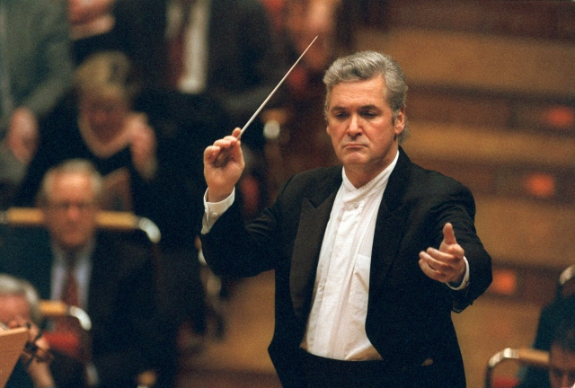 Pinchas Zukerman je slavný izraelský houslista, violista a dirigent. Pinchas Zukerman je slavný izraelský houslista, violista a dirigent.