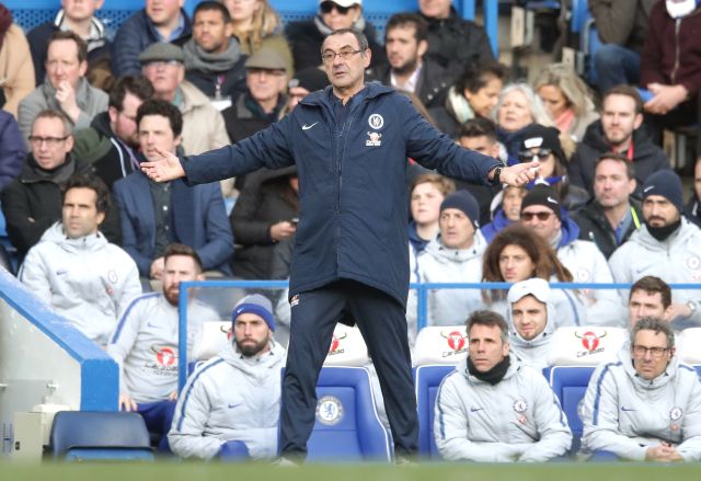 Maurizio Sarri na střídačce Chelsea.