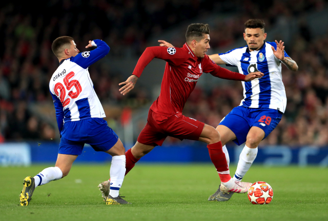 Roberto Firmino z Liverpoolu (v červeném) probíhá obranou Porta. Roberto Firmino z Liverpoolu (v červeném) probíhá obranou Porta.