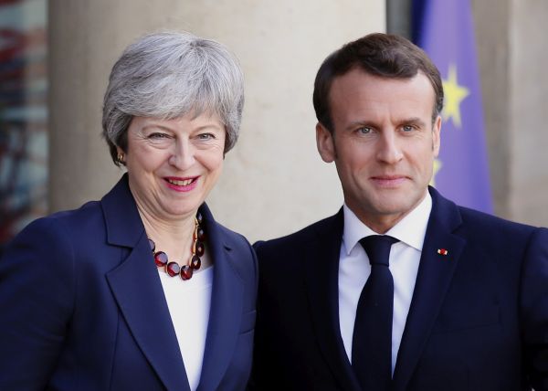 Britská premiérka Theresa Mayová a francouzský prezident Emmanuel Macron. Britská premiérka Theresa Mayová a francouzský prezident Emmanuel Macron.