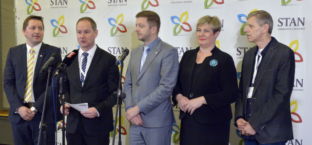 (Zleva) místopředseda R. Sršeň, předseda P. Gazdík, první místopředseda V. Rakušan, místopředsedkyně V. Kovářová a místopředseda a senátor J. Horník.