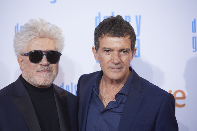 Pedro Almodóvar (vlevo) s hercem Antoniem Banderasem. 