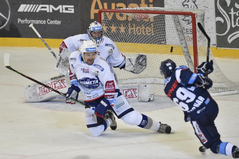 Zbyněk Michálek (uprostřed) v dresu Komety Brno v semifinále proti Liberci. Zbyněk Michálek (uprostřed) v dresu Komety Brno v semifinále proti Liberci.