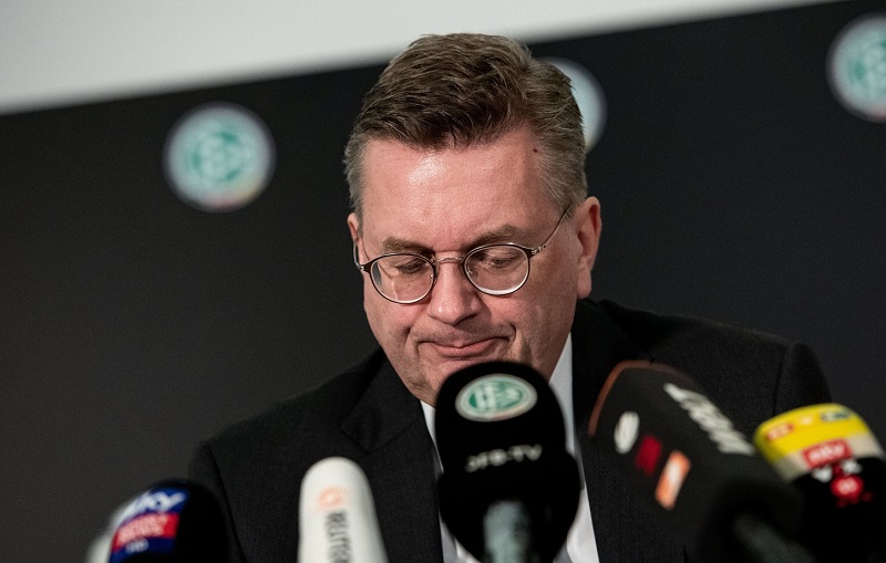 Hříšník Grindel ztrácí funkci za funkcí. Za všechno můžou hodinky.
