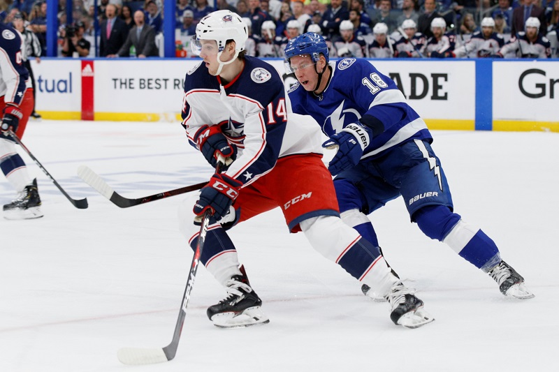 Útočník Tampy Ondřej Palát nahání obránce Columbusu Deana Kukana. Útočník Tampy Ondřej Palát nahání obránce Columbusu Deana Kukana.