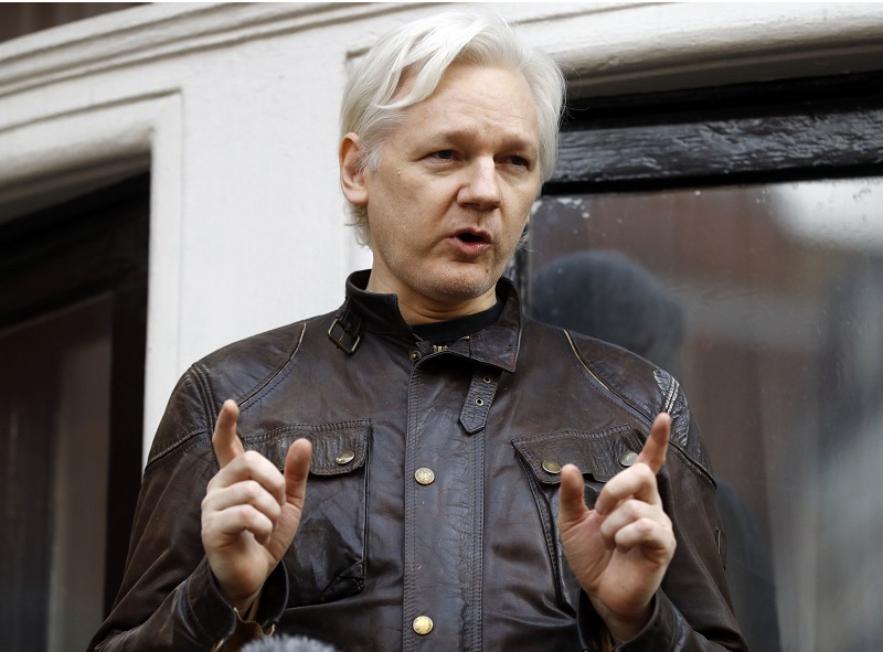 Policie zatkla Juliana Assange na ekvádorské ambasádě, kam ji pozval velvyslanec.