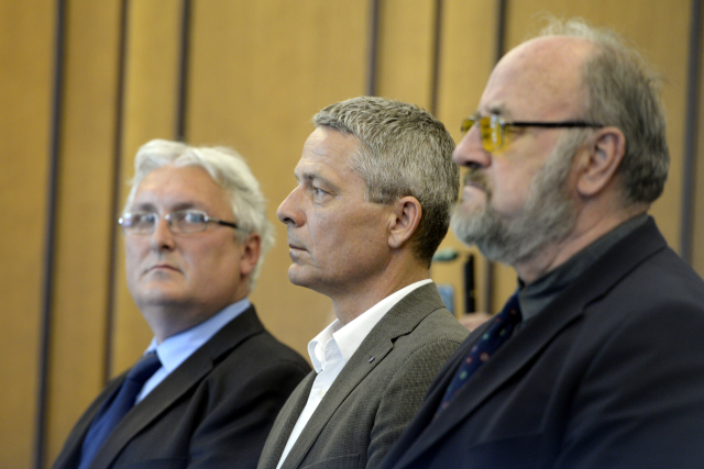 Obžalovaní Rudolf Doucha (vpravo), Pavel Kuta (uprostřed) a Jan Škurk (vlevo). Obžalovaní Rudolf Doucha (vpravo), Pavel Kuta (uprostřed) a Jan Škurk (vlevo).