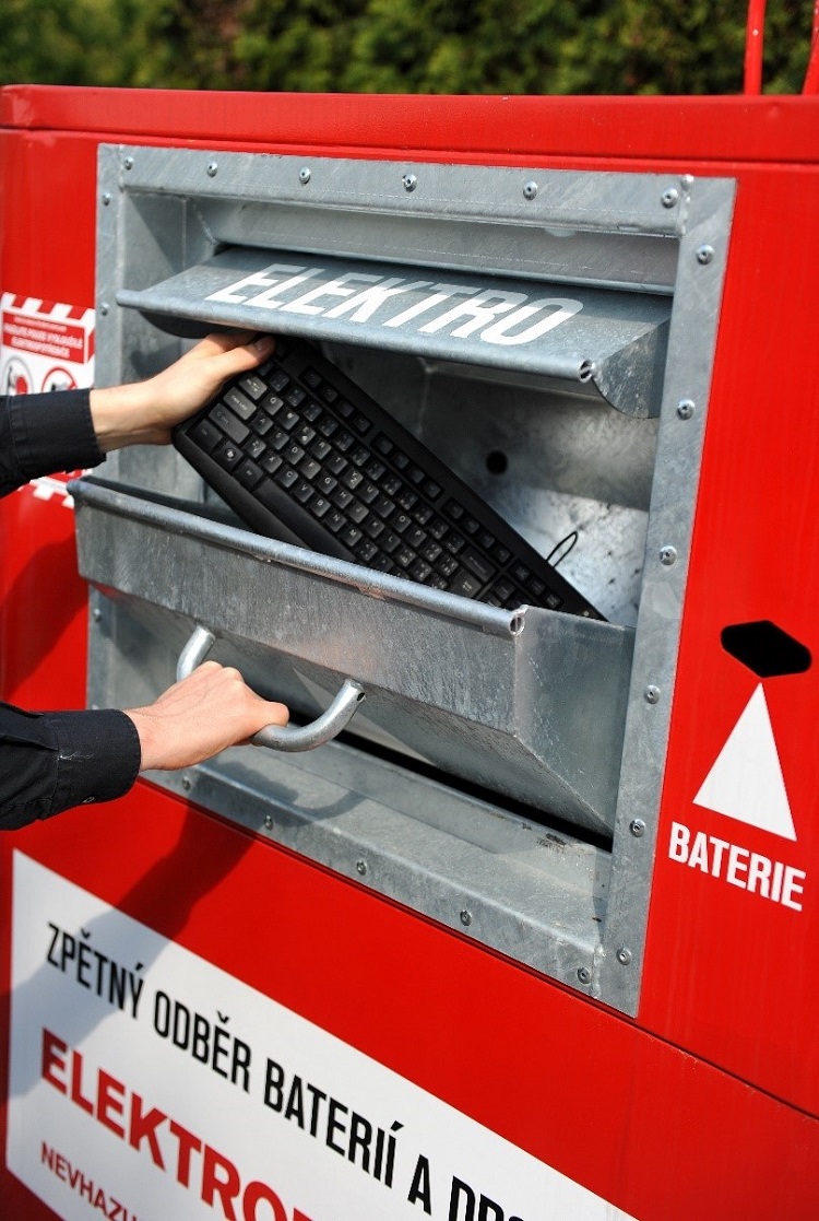 Červený kontejner pro sběr elektrozařízení.