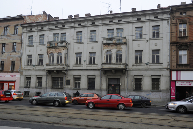 Budova v Klatovské 19, kde se nachází interiér od architekta Adolfa Loose.