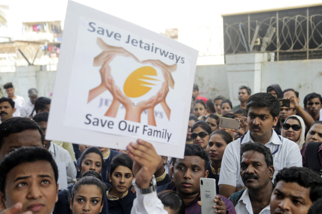 Zaměstnanci aerolinek Jet Airways demonstrují za vyplacení mezd. Firma je ve finanční krizi. Zaměstnanci aerolinek Jet Airways demonstrují za vyplacení mezd. Firma je ve finanční krizi.