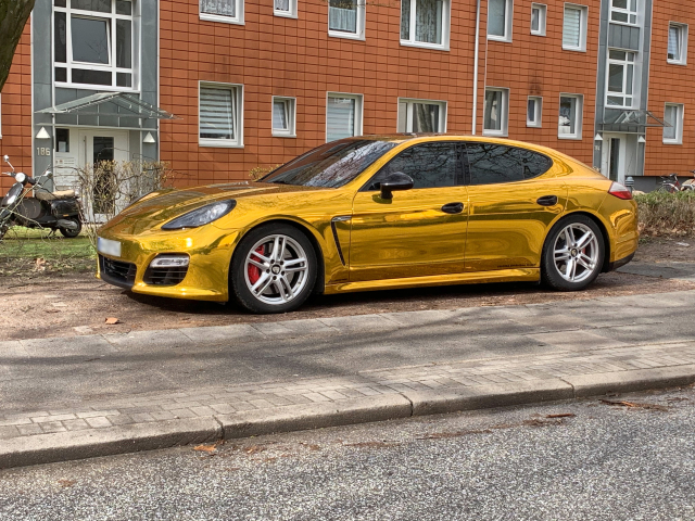 Zlaté Porsche Panamera.