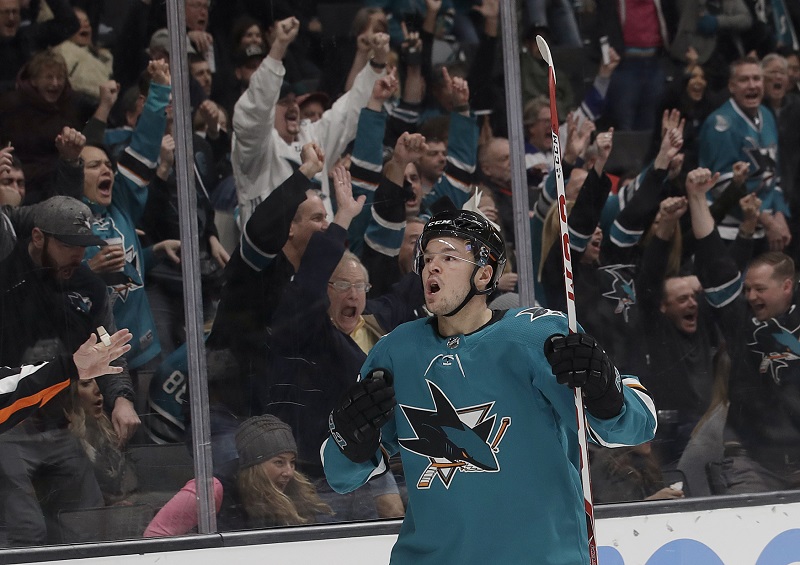 Porážku San Jose neodvrátil ani svým druhým gólem v letošním play off Tomáš Hertl. Porážku San Jose neodvrátil ani svým druhým gólem v letošním play off Tomáš Hertl.