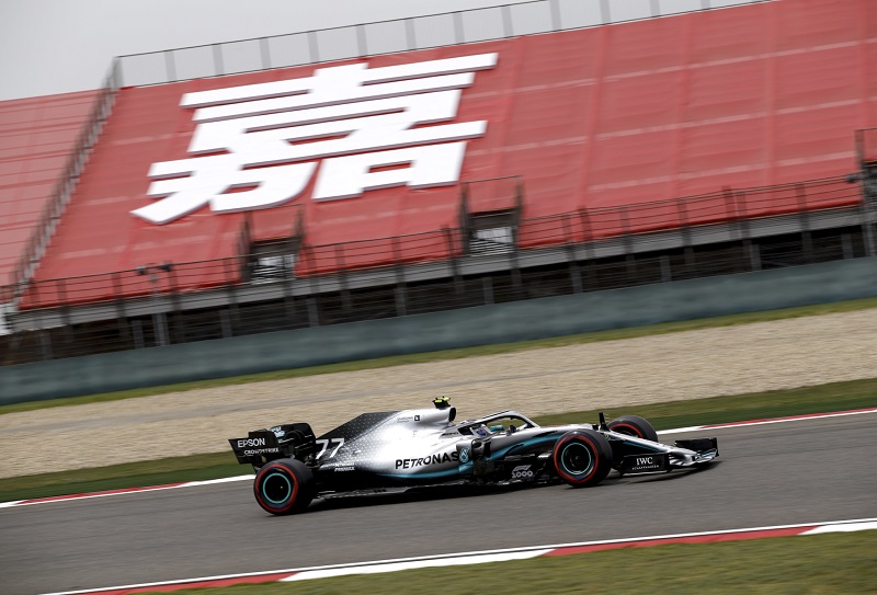Fin Valtteri Bottas odstartuje Velkou cenu Číny z prvního místa.