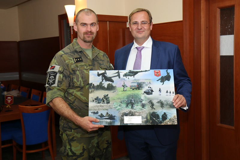 Australan Millis Kirin patří k lidem, kteří pravidelně podporují speciální jednotky ČR.