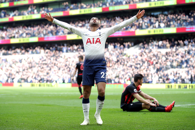 Lucas Moura oslavuje jeden ze svých gólů do sítě Huddersfieldu. Lucas Moura oslavuje jeden ze svých gólů do sítě Huddersfieldu.