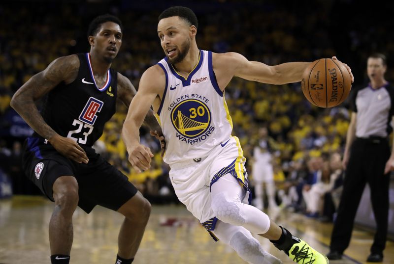 Opora basketbalistů Golden State Stephen Curry (vpravo) v úvodním zápase play-off proti LA Clippers. Opora basketbalistů Golden State Stephen Curry (vpravo) v úvodním zápase play-off proti LA Clippers.
