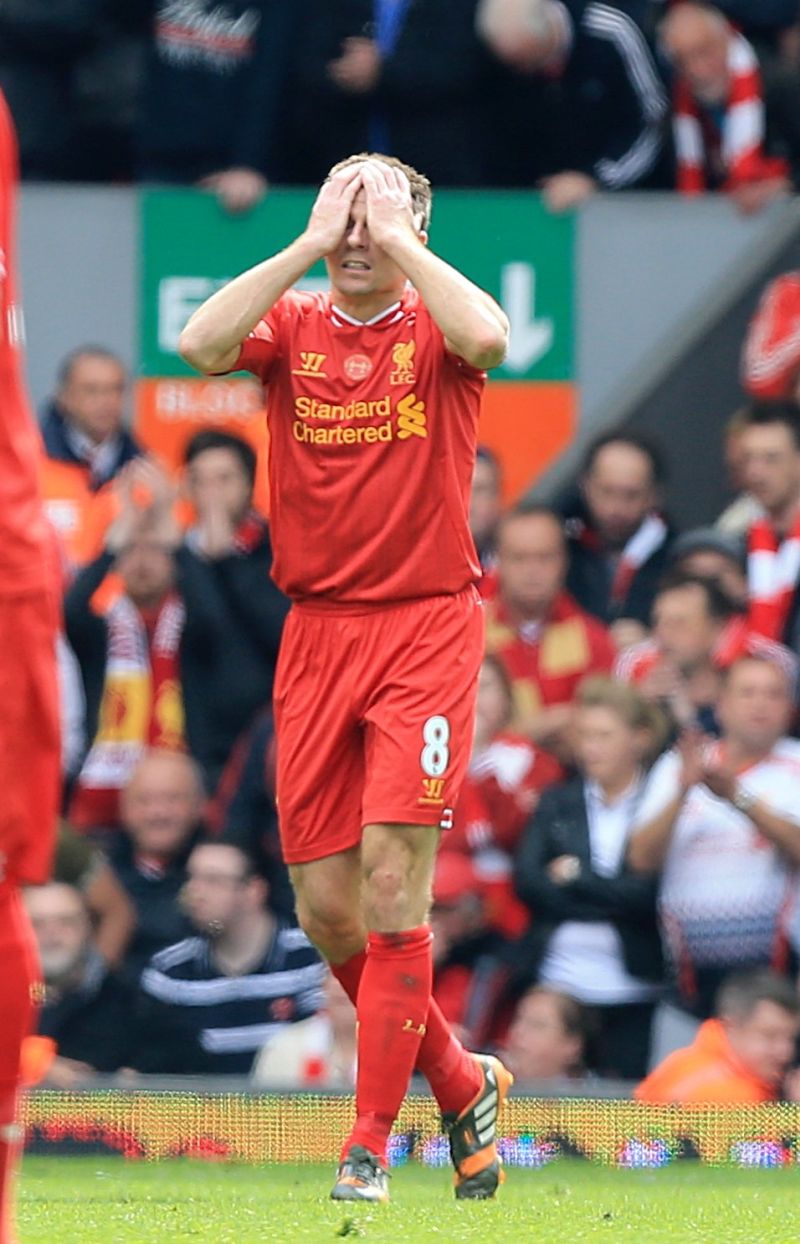 Steven Gerrard se drží za hlavu po osudovém podklouznutí v zápase s Chelsea.