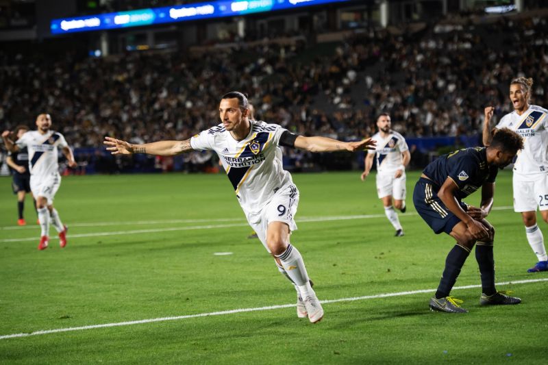 Zlatan Ibrahimovic slaví gól do sítě Philadelphie.