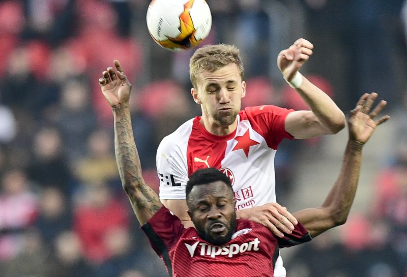 Slávista Tomáš Souček přehlavičkoval v souboji Guelora Kangu ze Sparty.