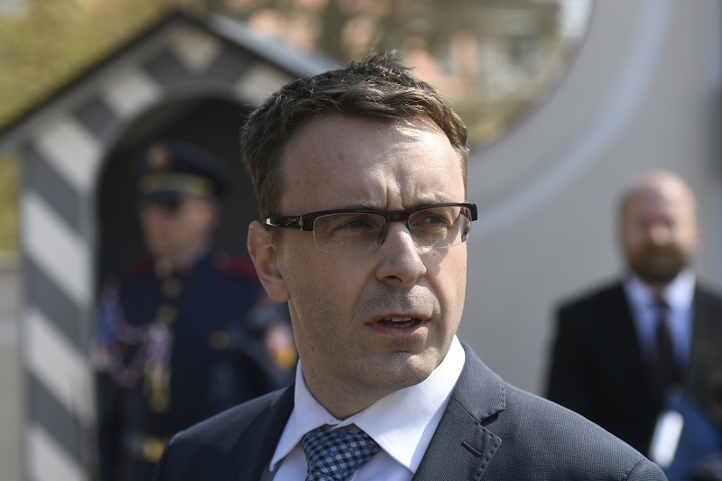 Vladimír Kremlík po schůzce s prezidentem Zemanem před zámkem v Lánech. Vladimír Kremlík po schůzce s prezidentem Zemanem před zámkem v Lánech.