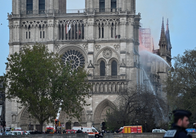 Požár pařížské katedrály Notre-Dame se podařilo dostat pod kontrolu.