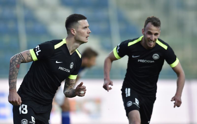 Fotbalisté Liberce Roman Potočný (vlevo) a Matěj Hybš slaví gól na hřišti Mladé Boleslavi. Fotbalisté Liberce Roman Potočný (vlevo) a Matěj Hybš slaví gól na hřišti Mladé Boleslavi.