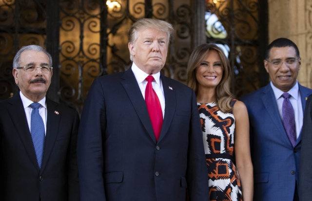 Melania Trumpová s manželem (vlevo). Melania Trumpová s manželem (vlevo).
