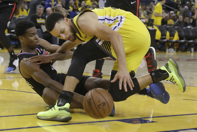 Basketbalisté Los Angeles Clippers předvedli v duelu s obhájci titulu Golden State Warriors největší obrat v historii play off NBA.