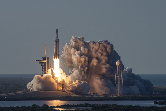 Raketa Falcon Heavy.