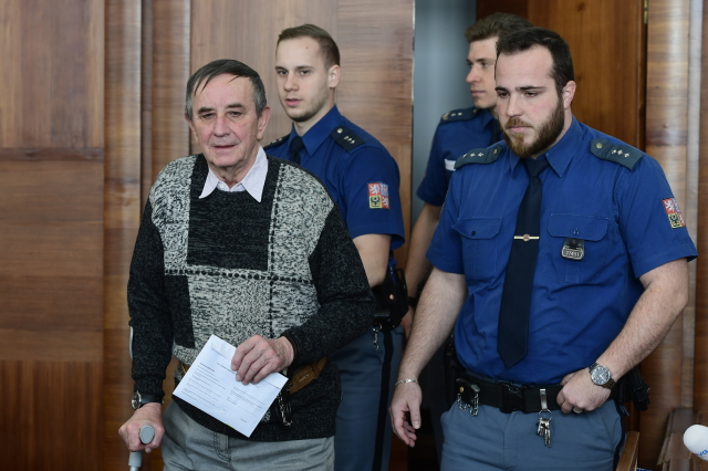 Senior Jaromír Balda v doprovodu policie. Senior Jaromír Balda v doprovodu policie.